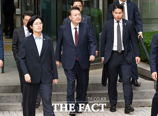 12·3 비상계엄 사태와 관련해 내란 우두머리 혐의 등으로 기소된 윤석열 전 대통령이 12일 서울 서초구 서울중앙지방법원에서 열린 3차 공판을 마친 뒤 법원을 나서고 있다. 2025.05.12 사진공동취재단