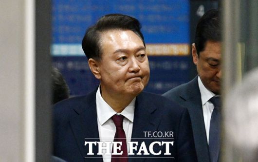 입 꾹 다문 윤석열 전 대통령.