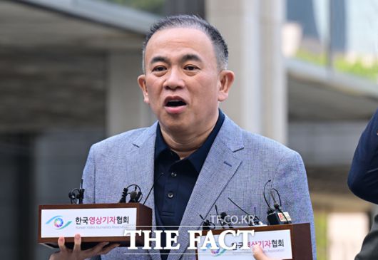 윤석열 전 대통령 부부 공천 개입 의혹을 받는 명태균 씨가 지난달 29일 오전 서울 서초구 서울고등검찰청에 출석해 조사에 앞서 입장을 밝히고 있다. /이새롬 기자
