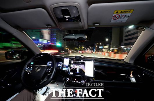올해부터 2029년까지 국비 150억원 등 217억5000만원을 투입해 고신뢰 반도체 상용화를 위한 검사·검증 지원 사업을 벌인다. 사진은 국내 첫 심야 자율주행 택시의 시범운행 모습. /더팩트 DB