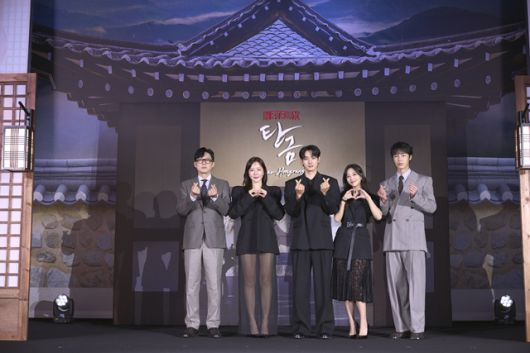 배우 박병은 엄지원 정가람 조보아 이재욱(왼쪽부터)이 넷플릭스 새 시리즈 '탄금'으로 호흡을 맞추며 한복의 멋 등을 전 세계에 전달한다. /넷플릭스