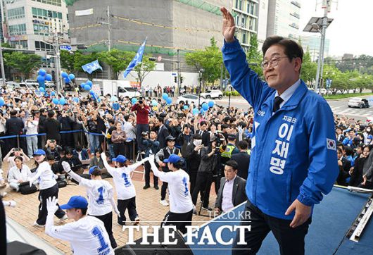 단상에 올라 인사하는 이재명 후보.