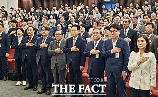 최민호 세종시장(아래 왼쪽2번째)을 비롯한 참석자들이 극민의례를 하고 있다. /세종사랑시민연합회