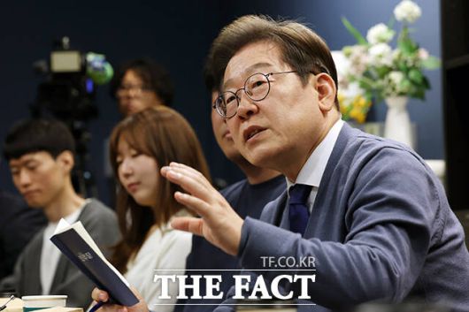 이재명 더불어민주당 대선후보가 제21대 대통령선거 공식 선거운동이 시작된 12일 경기 성남시 분당구 판교역 인근 미팅룸에서 열린 'K-혁신' 브라운백 미팅에서 IT 개발자들과 대화하고 있다. /국회사진취재단