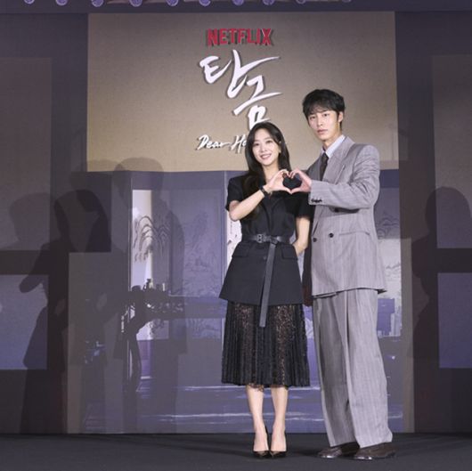 배우 조보아(왼쪽)와 이재욱이 넷플릭스 '탄금'에서 미묘한 관계를 형성하며 서로를 경계하면서도 끌리는 로맨스 호흡을 보여줄 예정이다. /넷플릭스