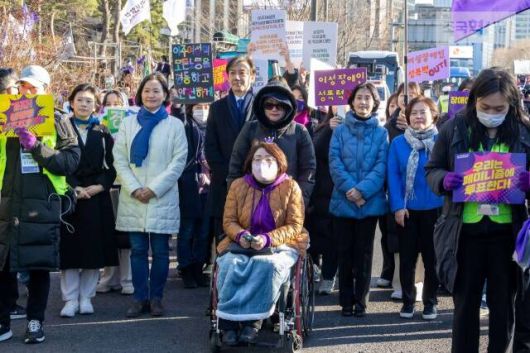 A 씨는 혁신당을 향해 "젠더 감수성은 선택이 아닌 책임"이라고 강조했다. 지난해 3월 열린 세계여성의날 기념 '한국여성대회'에 참석한 조국 전 대표와 혁신당 의원들의 모습. /조국혁신당