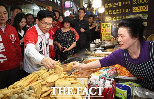 울산 남구 신정시장 찾은 김 후보.