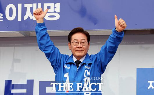 엄지 치켜세우는 이재명 후보.