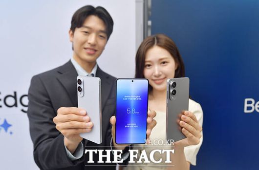 삼성전자 모델이 '갤럭시S25 엣지'를 소개하고 있다. /장윤석 기자