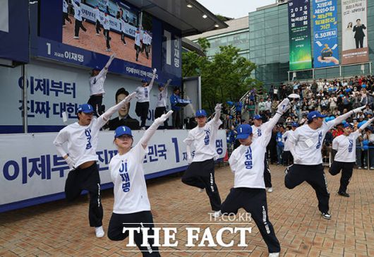 이재명 후보 선거유세 펼치는 선거 운동원들.