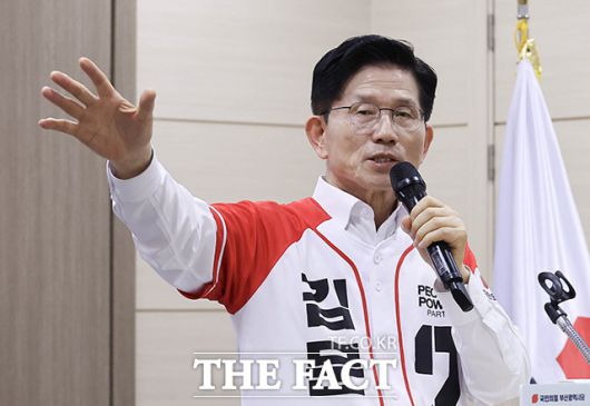 국민의힘 부산시당 선대위 출정식 및 임명장 수여식에서 인사말 하는 김 후보.