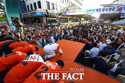특히 '보수의 심장' 대구에서는 후보 교체 사태의 후폭풍 속에서도 여전히 굳건한 보수 진영의 결집세를 확인했다. 사진은 김 후보가 12일 오후 대구 중구 서문시장을 방문해 시민들에게 큰절하고 있는 모습. /박헌우 기자