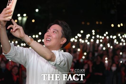 이준석 개혁신당 대선 후보가 공식 선거운동 첫날부터 이재명 더불어민주당 후보는 물론 김문수 국민의힘 후보와도 철저히 선을 그으며 차별화에 힘을 쏟았다. 이 후보가 12일 서울 중구 청계광장에서 열린 집중유세에서 지지자들과 함께 셀카를 찍고 있다. /개혁신당