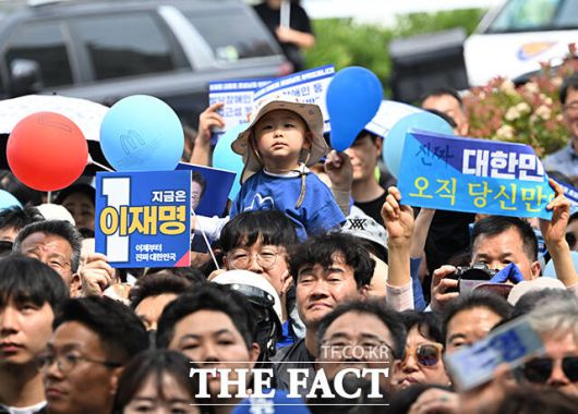 이재명 후보 연설 듣는 창원 시민들.