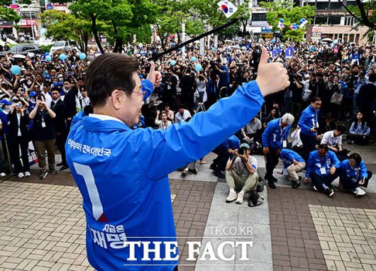 연설 마친 뒤 인사하는 이재명 후보.