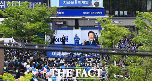 연설하는 이재명 후보.