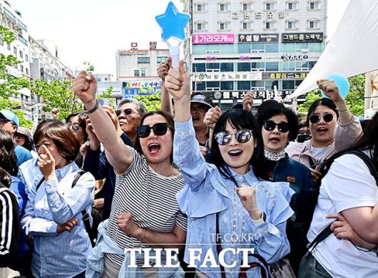 이재명 후보 연설 듣는 창원 시민들.