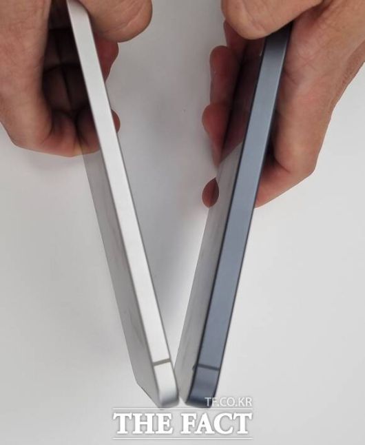 취재진이 '갤럭시S25 엣지'(왼쪽·5.8㎜)와 '갤럭시S25' 일반(7.2㎜) 모델의 두께를 비교해 보고 있다. /이성락 기자