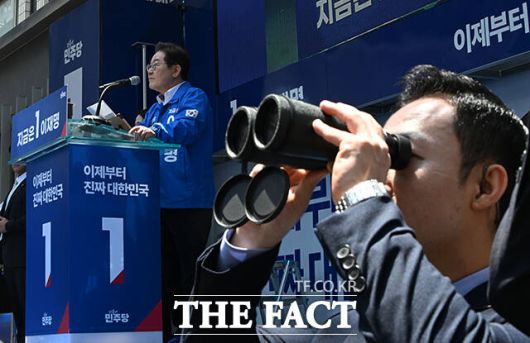 이재명 후보의 경호를 위해 망원경으로 주변 경계하는 경찰.