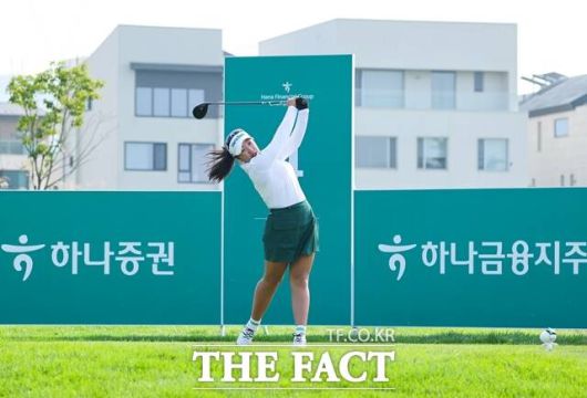 이효송이 프로 전향 후 소속사 대회인 지난해 하나금융그룹챔피언십에서 티샷을 하고 있는 모습/하나금융그룹