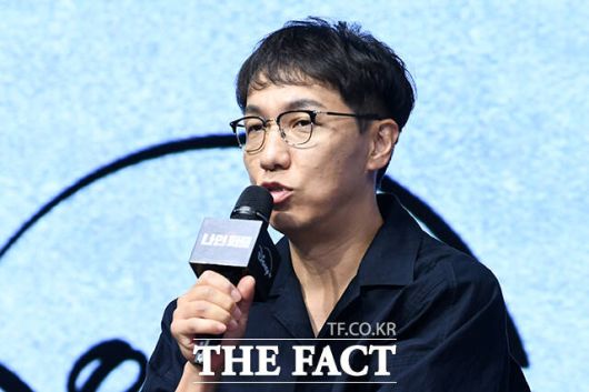 윤종빈 감독이 14일 오전 서울 종로구 JW 메리어트 동대문 스퀘어에서 열린 디즈니+ 새 오리지널 시리즈 '나인 퍼즐' 제작발표회에 참석해 "처음 대본을 봤을 때 굉장히 흡입력이 있었다"고 밝혔다. /서예원 기자
