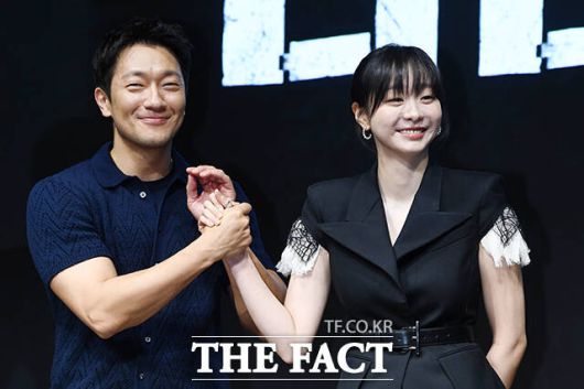 배우 손석구(왼쪽)와 김다미가 14일 오전 서울 종로구 JW 메리어트 동대문 스퀘어에서 열린 디즈니+ 새 오리지널 시리즈 '나인 퍼즐' 제작발표회에 참석해 포즈를 취하고 있다. /서예원 기자