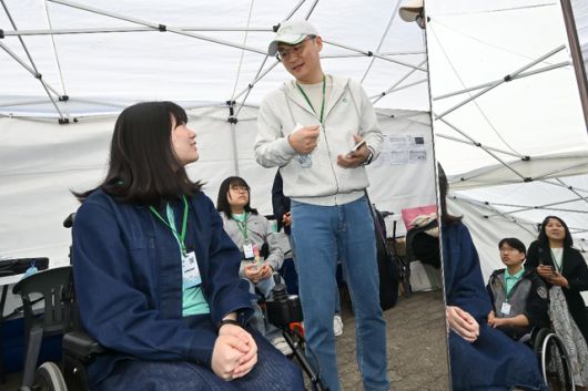 유준원 상상인그룹 대표가 상상인그룹이 지난 4월 26일 경기도 하남 미사경정공원에서 개최한 '2025 피크닉데이'에서 상상휠(Wheel)하모니 오케스트라 단원들을 격려하고 있다. /상상인그룹