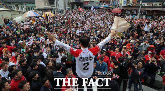 다만 유세 현장에서는 미처 봉합되지 못한 당내 갈등이 드러나기도 했다. 사진은 김 후보가 공식 선거운동 이틀째인 13일 오후 부산 자갈치 시장을 찾아 지지를 호소하고 있는 모습. /부산=임영무 기자