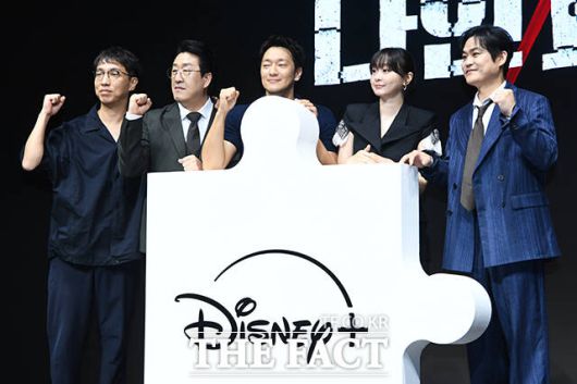 윤종빈 감독과 배우 현봉식 손석구 김다미 김성균(왼쪽부터)이 14일 오전 서울 종로구 JW 메리어트 동대문 스퀘어에서 열린 디즈니+ 새 오리지널 시리즈 '나인 퍼즐' 제작발표회에 참석해 포즈를 취하고 있다. /서예원 기자