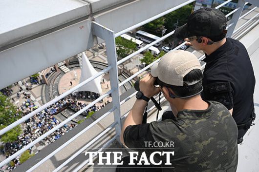 유세현장 주변 살펴보는 경찰특공대.