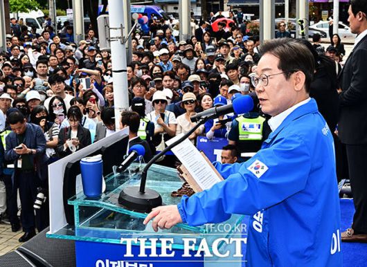 창원 상남분수광장에서 연설하는 이재명 후보.