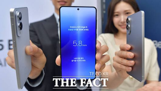 삼성전자 모델이 '갤럭시S25 엣지'를 소개하고 있다. /장윤석 기자