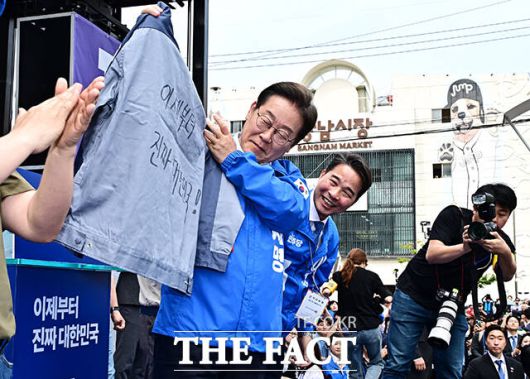 '이제는 진짜 대한민국'이라고 적힌 작업복 전달 받은 이재명 후보.