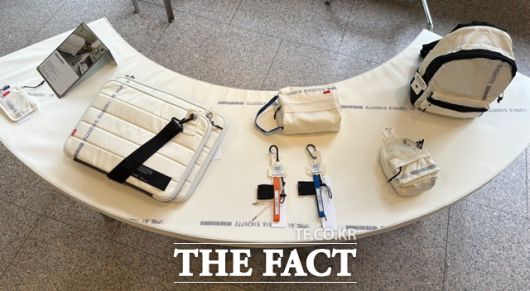 래코드는 불량 및 폐에어백으로 가방을 만들었다. 해당 상품들은 래코드 공식 홈페이지에서 구매할 수 있다. /문화영 기자
