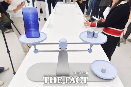 '갤럭시S25 엣지'의 무게는 디스플레이 크기(6.7인치)가 같은 플러스 모델(190ｇ)보다 가볍고, 6.2인치 일반 모델(162ｇ)과 엇비슷한 163ｇ이다. /장윤석 기자