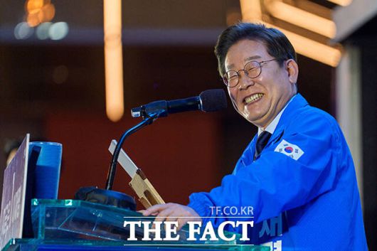 마지막 유세지인 울산에서는 색깔론 뒤집기를 이어갔다. 송철호 전 울산시장을 가리키며 "자세히 보면 빨간색이 조금 들어 있죠"라고 말한 뒤 "농사만 잘 지으면 됐지, 누런소든 까만소든 무슨 상관 있는가"라고 반문했다. /배정한 기자