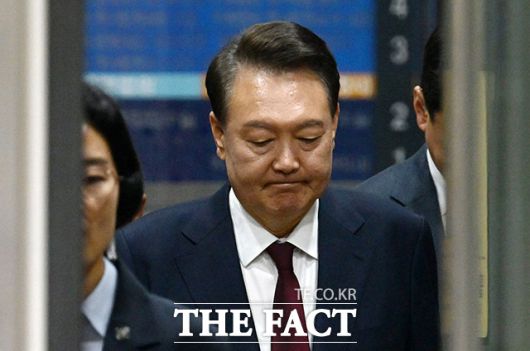 12·3 비상계엄 사태와 관련해 내란 우두머리 혐의 등으로 기소된 윤석열 전 대통령이 12일 서울 서초구 서울중앙지방법원에서 열린 3차 공판을 마친 뒤 법원을 나서고 있다. /사진공동취재단