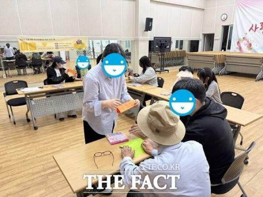 대덕구노인종합복지관은 14일 대전대학교 봉사동아리 ‘따사랑’과 연계해 노인맞춤돌봄서비스를 받고 있는 노인을 대상으로 ‘이음’ 프로그램을 진행했다./대덕구노인종합복지관