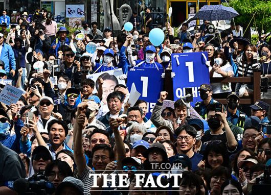 북극항로 개발이라는 장기적 비전도 제시했다. 이 후보는 "북극항로가 열리고 있다. 지구 온난화로 배가 항행할 수 있는 시간이 계속 늘고 있다"며 "2030년대가 되면 아주 활성화될 것이다. 미리 준비해야 한다"고 말했다. /배정한 기자