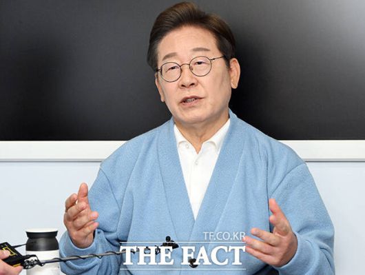 유튜브 라이브 일정을 마친 뒤 취재진 질문에 답변하는 이재명 후보. /하동=뉴시스