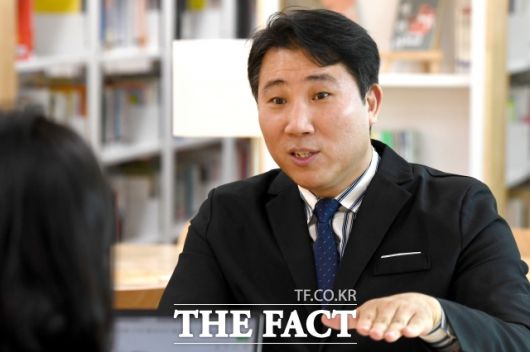 김대선 교사는 비나 눈이 오지 않는 날에는 손으로 바퀴를 돌리는 장애인용 자전거인 핸드사이클로 출퇴근 한다. 2020년부터는 자전거 라이딩 동아리 '사이클 동행반'을 운영하고 있다. 동아리 회장을 맡고 있는 최정훈 군은 "다리 힘으로도 오르기 힘든 언덕에 늘 포기하지 않고 도전하는 선생님 모습이 늘 인상적이다"라며 "서로 이해하고 배려하며 더불어 살아가야하는 세상임을 배운다"고 말했다./서예원 기자