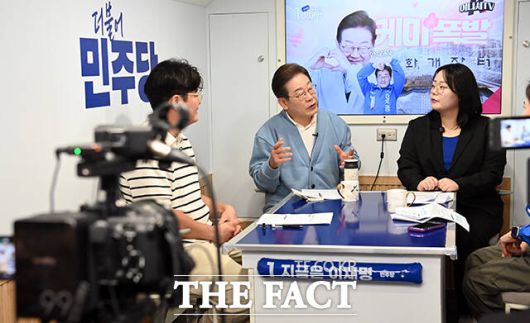 유튜브 'K-이니셔TV 케미폭발 동서화합 화개장터 라이브' 참여한 이재명 후보. /하동=뉴시스