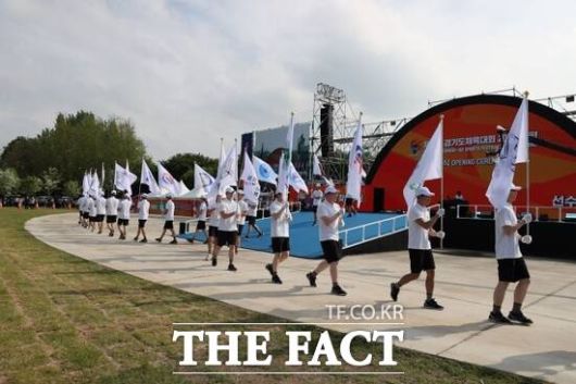 15일 오후 4시 경기 가평군 자라섬 중도에서 제71회 경기도체육대회가 개회식이 열린 가운데 기수단이 차례차례 입장하고 있다./가평군