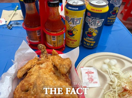 '맥시칸'은 오는 6월 8일까지 서울 성동구에 '맥시칸 팝업스토어'를 연다. 치킨 한마리와 맥주 2캔이 1만원이다. /문화영 기자