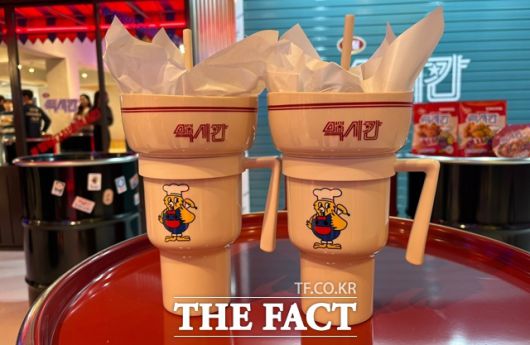 '맥시칸 팝업스토어'는 1980년대 감성을 재현한 레트로 콘셉트로 과거 유행한 게임을 즐기며 신제품과 맥주를 즐길 수 있다. /문화영 기자