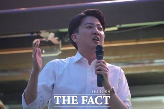 이준석 개혁신당 대선 후보가 12일 오후 서울 중구 청계광장에서 열린 집중유세에서 발언하고 있다. /개혁신당