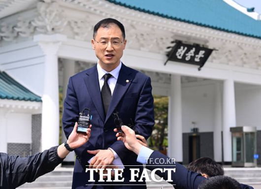 이날 이 후보에 대한 지지를 선언한 김상욱 무소속 의원에 대해선 "여러 장점을 겸비한 분이어서 같이 정치하면 참으로 괜찮겠다는 생각이 있다"고 평가했다. /이새롬 기자