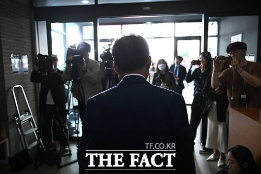 홍준표 전 대구시장이 지난달 29일 서울 여의도 국민의힘 당사에서 열린 제21대 대통령 후보자 국민의힘 3차 경선 진출자 발표 행사에서 탈락 발표가 난 후 퇴장하고 있다. /국회사진취재단