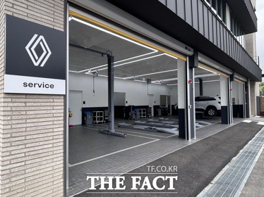 원주 복합전시장과 연결된 서비스동 내부에는 4개의 워크베이가 마련돼 경정비 서비스를 제공하며 7월부터는 사고차 수리도 인근 팩토리에서 처리될 예정이다. /황지향 기자