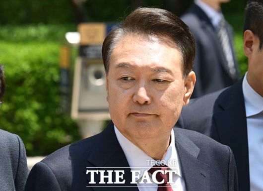 국민의힘에서 윤석열 전 대통령의 탈당 요구가 확산하고 있다. 사진은 12·3 비상계엄 사태와 관련해 내란 우두머리 혐의 등으로 기소된 윤석열 전 대통령이 12일 서울 서초구 서울중앙지방법원에서 열린 3차 공판에서 오전 공판을 마치고 법원을 나서는 모습. /사진공동취재단